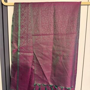 Luxurious Magenta & Green Woven Silk-Blend Scarf